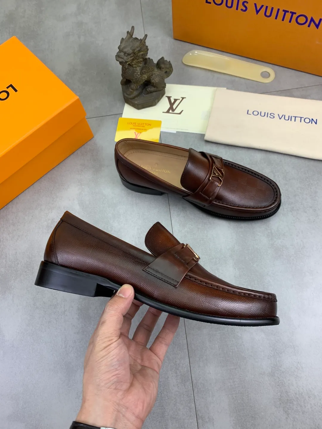 Men's men's shoes 💰P520 New style 💶[LOUIS VUITTON] Water-dyed Niuli Original order New style 🍀LV Louis Vuitton *——Top version of LV classic leather shoes! Made of imported original calfskin, original leather side strips and wear-resistant high-end rubber outsole! High quality products! Color: Black optional Size: 39-44 (45 customized)